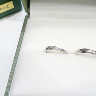 大阪府泉佐野市 指元を綺麗に魅せてくれるV字ラインのLAPAGE(ラパージュ)の結婚指輪をご成約いただきました